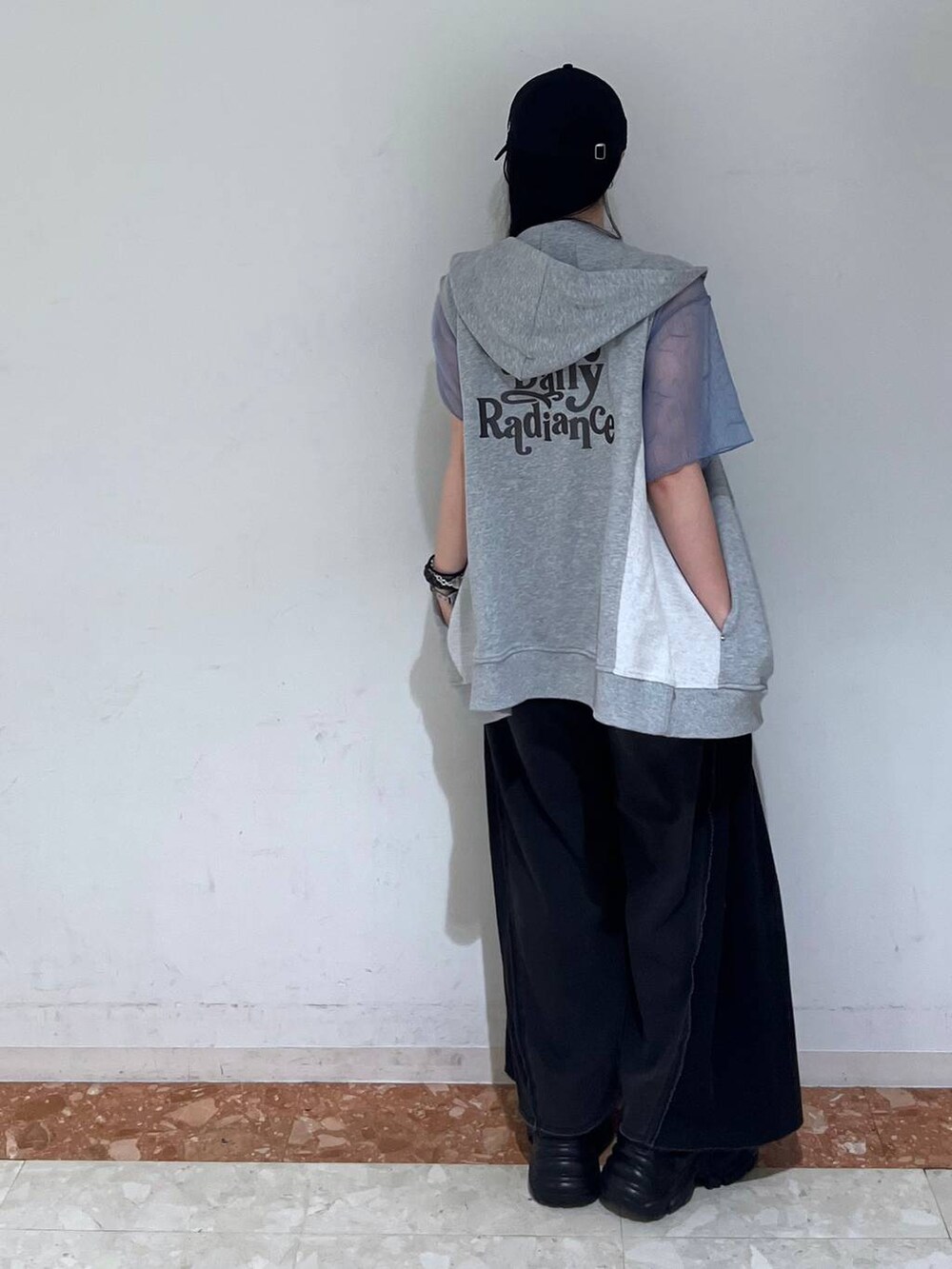 ブラック系のスニーカー、ブラック系のデニムパンツ、グレー系のパーカーを着用したレディースの夏コーディネートの6枚目の写真