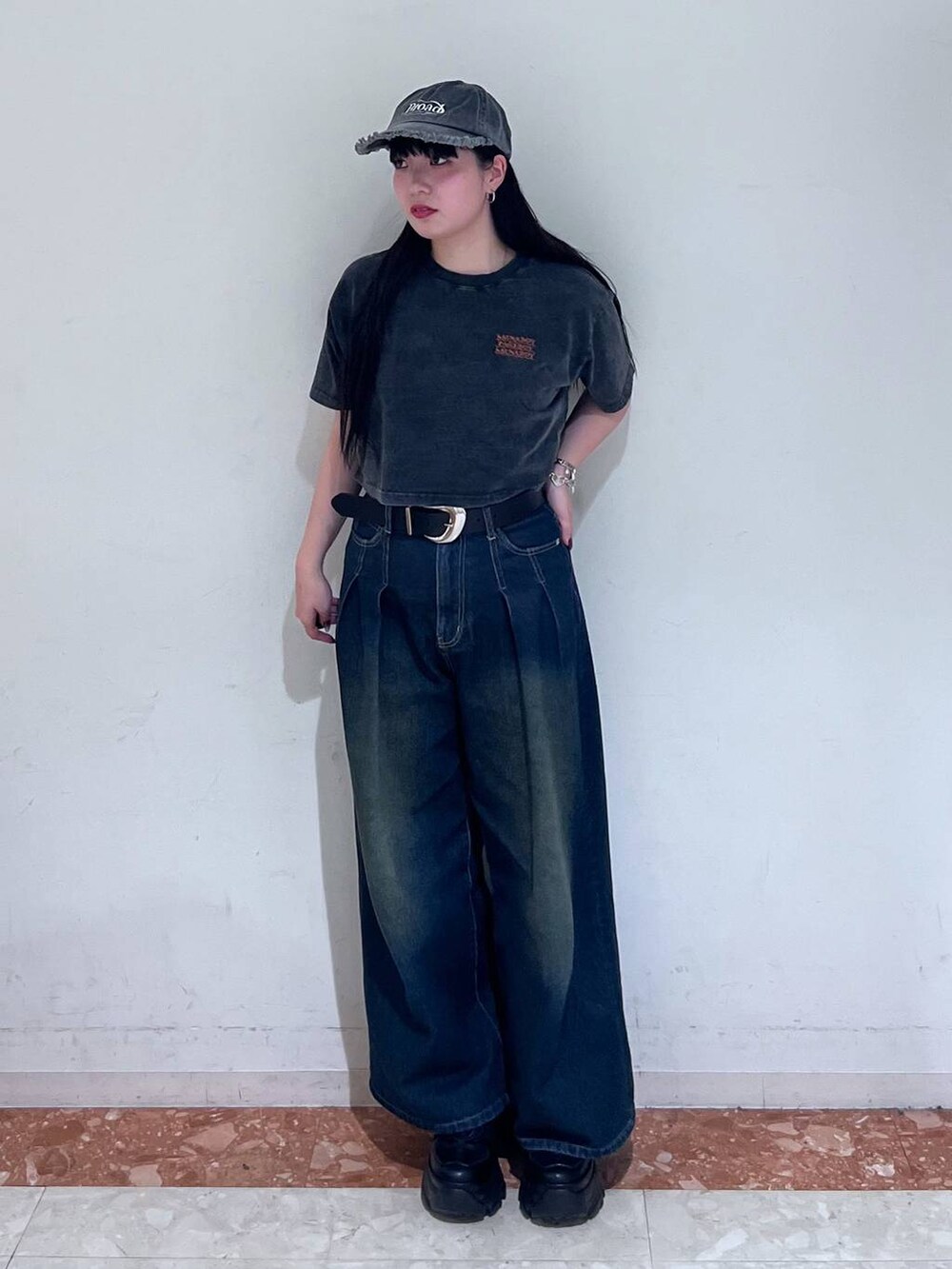 ブラック系のスニーカー、ブルー系のデニムパンツ、ブラック系のTシャツ/カットソーを着用したレディースの春コーディネートの10枚目の写真