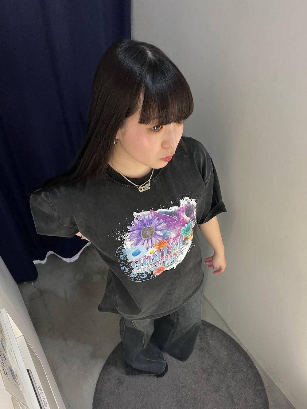 ブルー系のデニムパンツ、ブラック系のTシャツ/カットソーを着用したレディースの春コーディネートの3枚目の写真