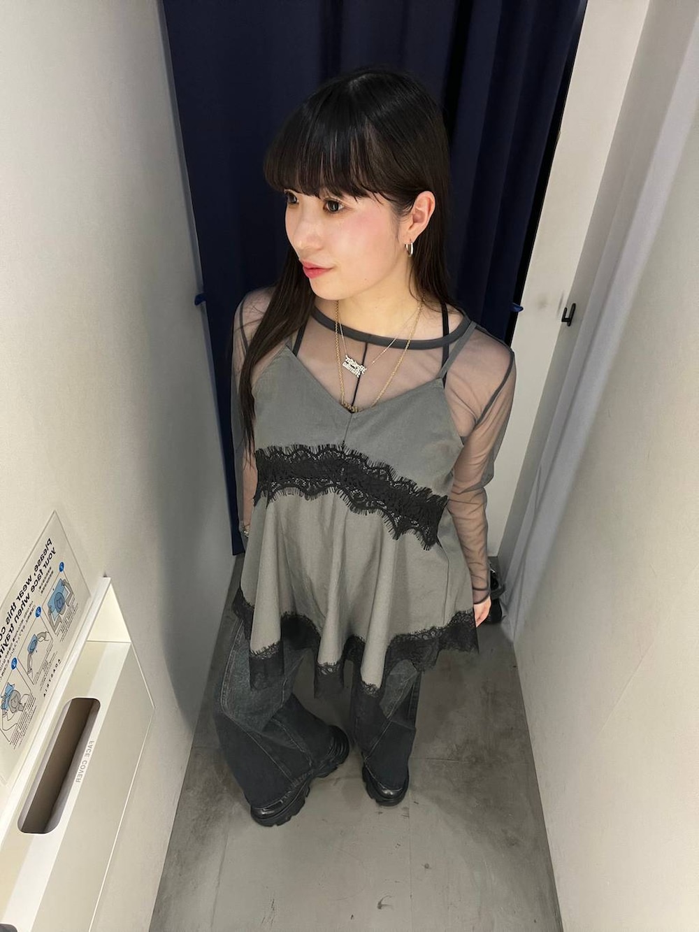 グレー系のキャミソール、グレー系のTシャツ/カットソー、ブラック系のスニーカーを着用したレディースの夏コーディネートの2枚目の写真