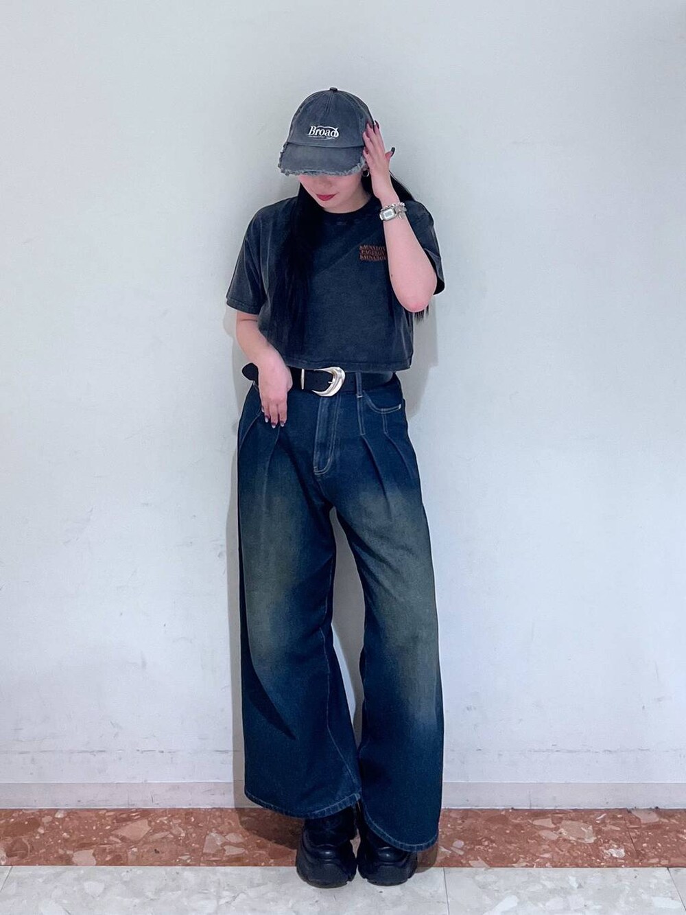 ブラック系のスニーカー、ブルー系のデニムパンツ、ブラック系のTシャツ/カットソーを着用したレディースの春コーディネートの5枚目の写真