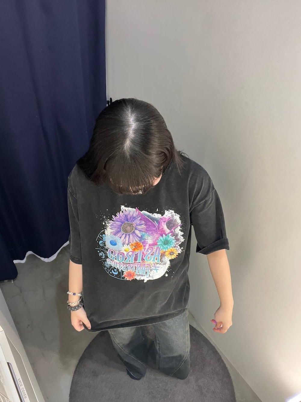 ブルー系のデニムパンツ、ブラック系のTシャツ/カットソーを着用したレディースの春コーディネートの2枚目の写真