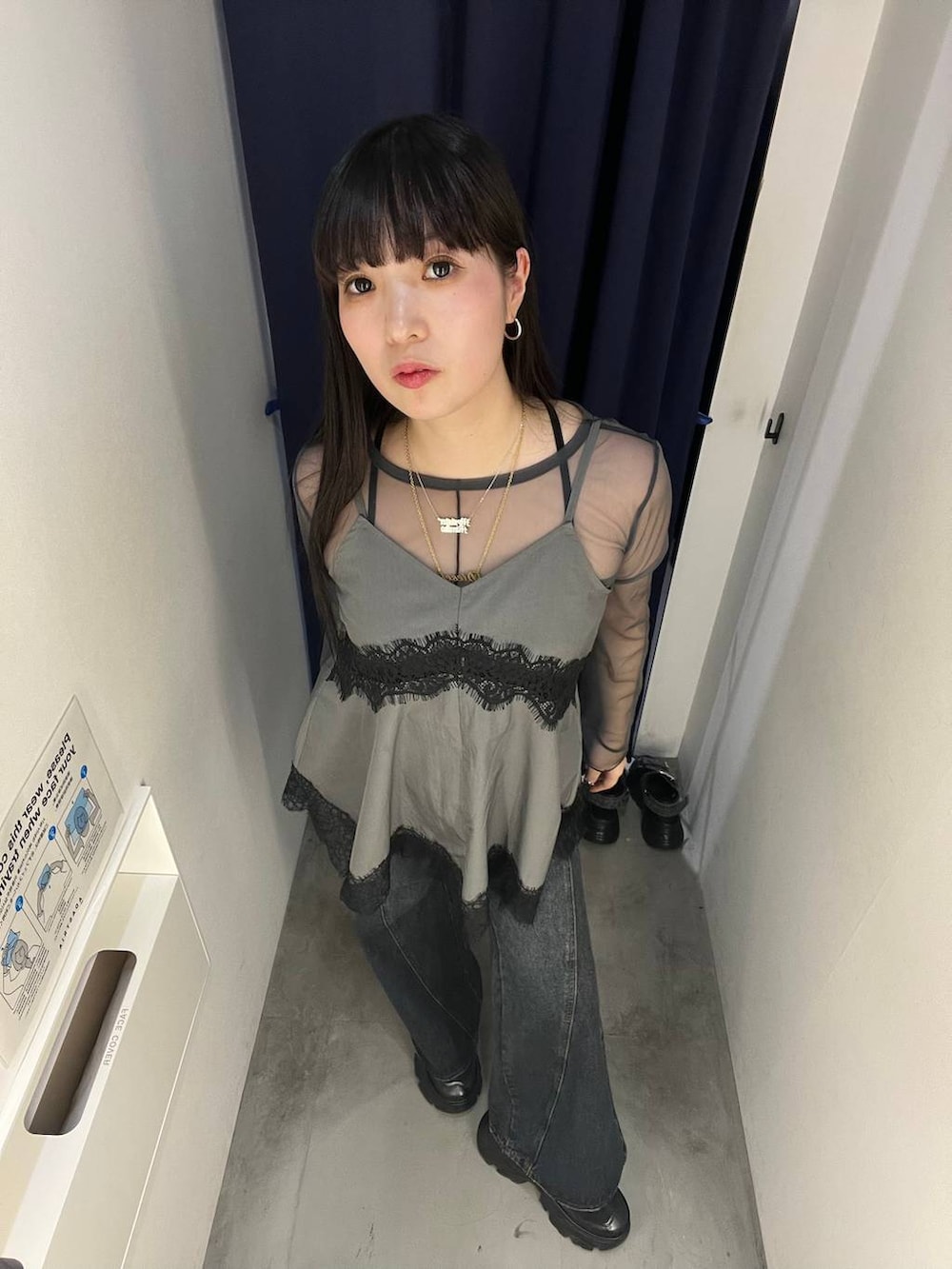 グレー系のキャミソール、グレー系のTシャツ/カットソー、ブラック系のスニーカーを着用したレディースの夏コーディネートの3枚目の写真