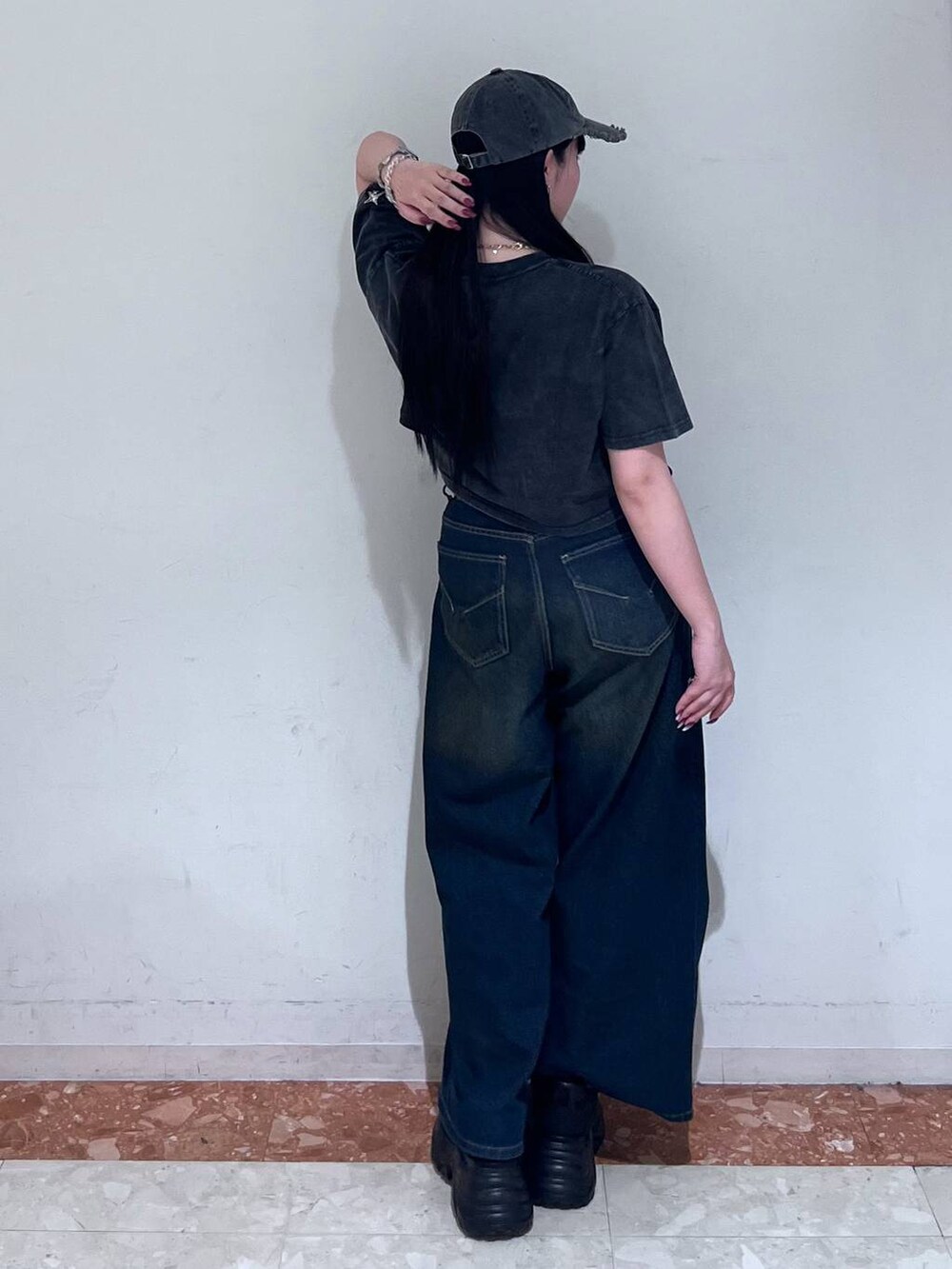 ブラック系のスニーカー、ブルー系のデニムパンツ、ブラック系のTシャツ/カットソーを着用したレディースの春コーディネートの7枚目の写真