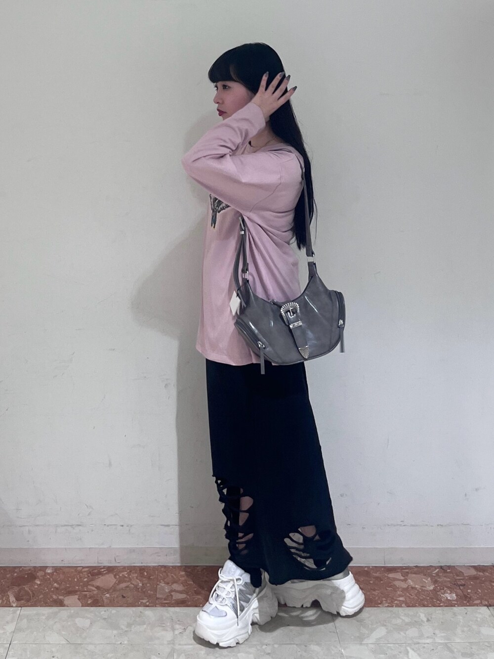 ピンク系のTシャツ/カットソー、ブラック系のスカート、グレー系のショルダーバッグを着用したレディースの春コーディネートの3枚目の写真