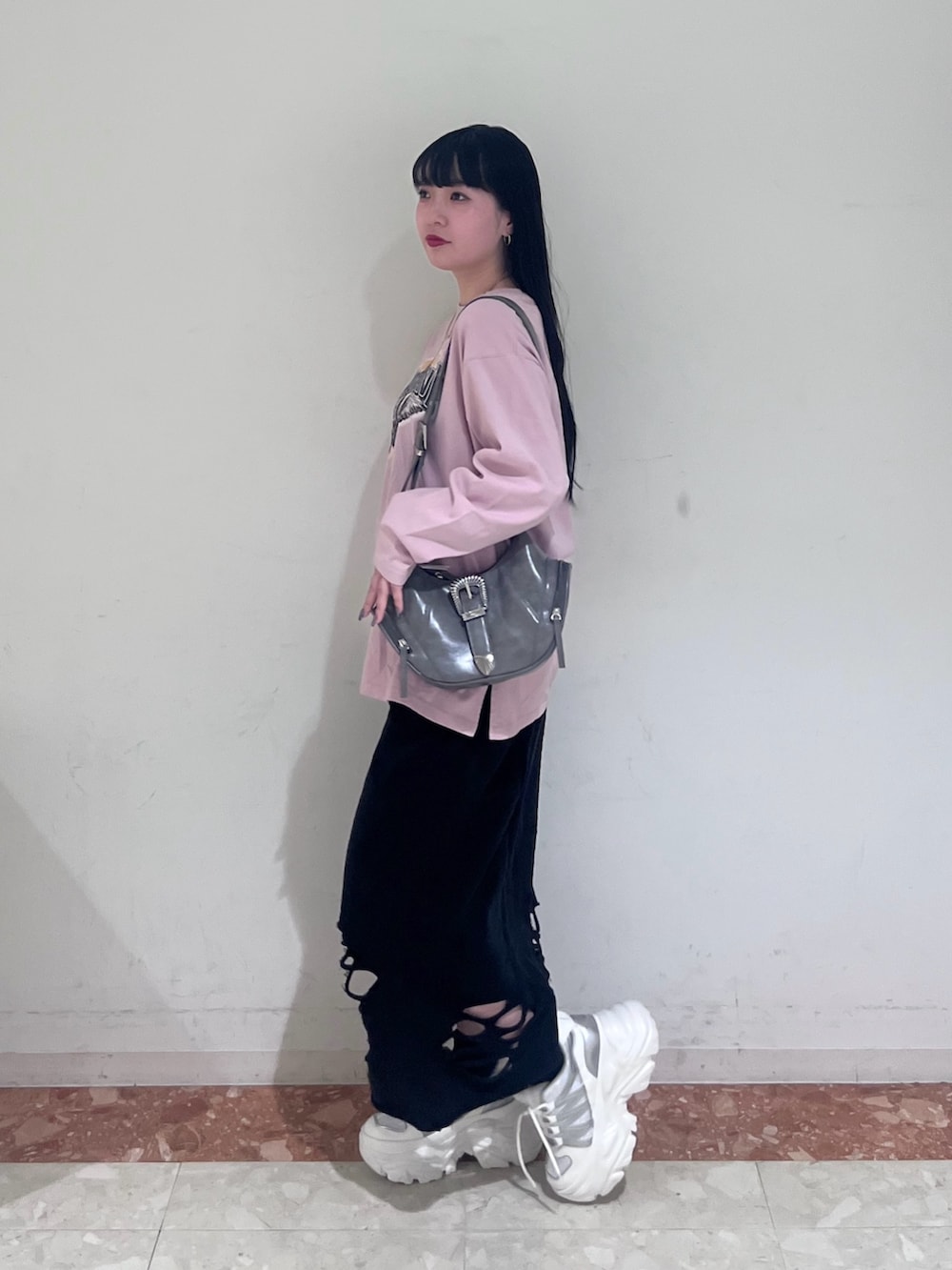 ピンク系のTシャツ/カットソー、ブラック系のスカート、グレー系のショルダーバッグを着用したレディースの春コーディネートの4枚目の写真