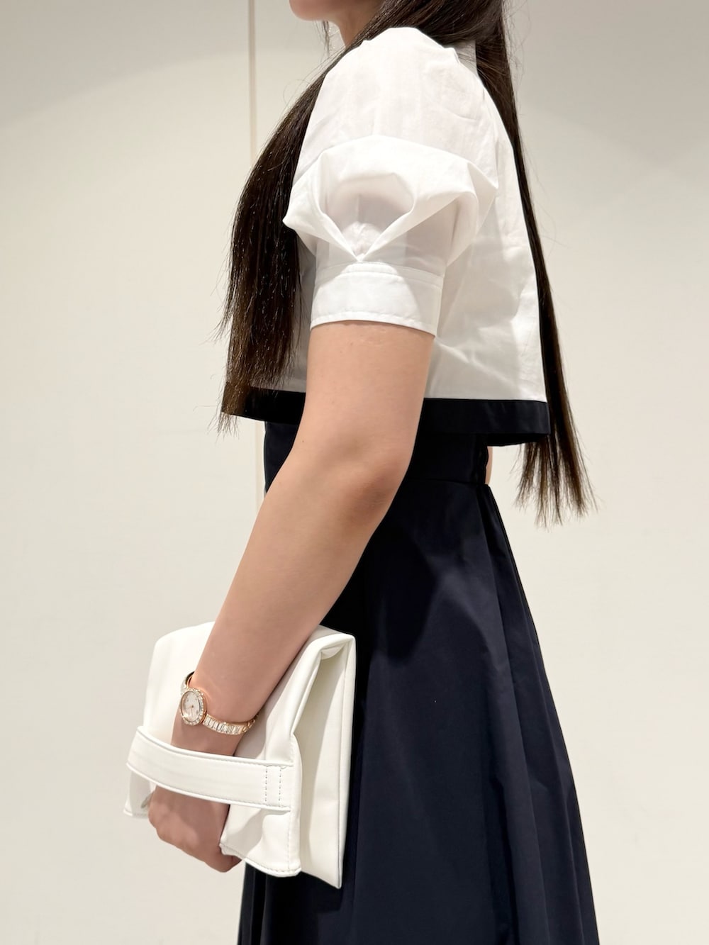 ホワイト系のトートバッグ、ブルー系のワンピース、ホワイト系のサンダルを着用したレディースの夏コーディネートの5枚目の写真