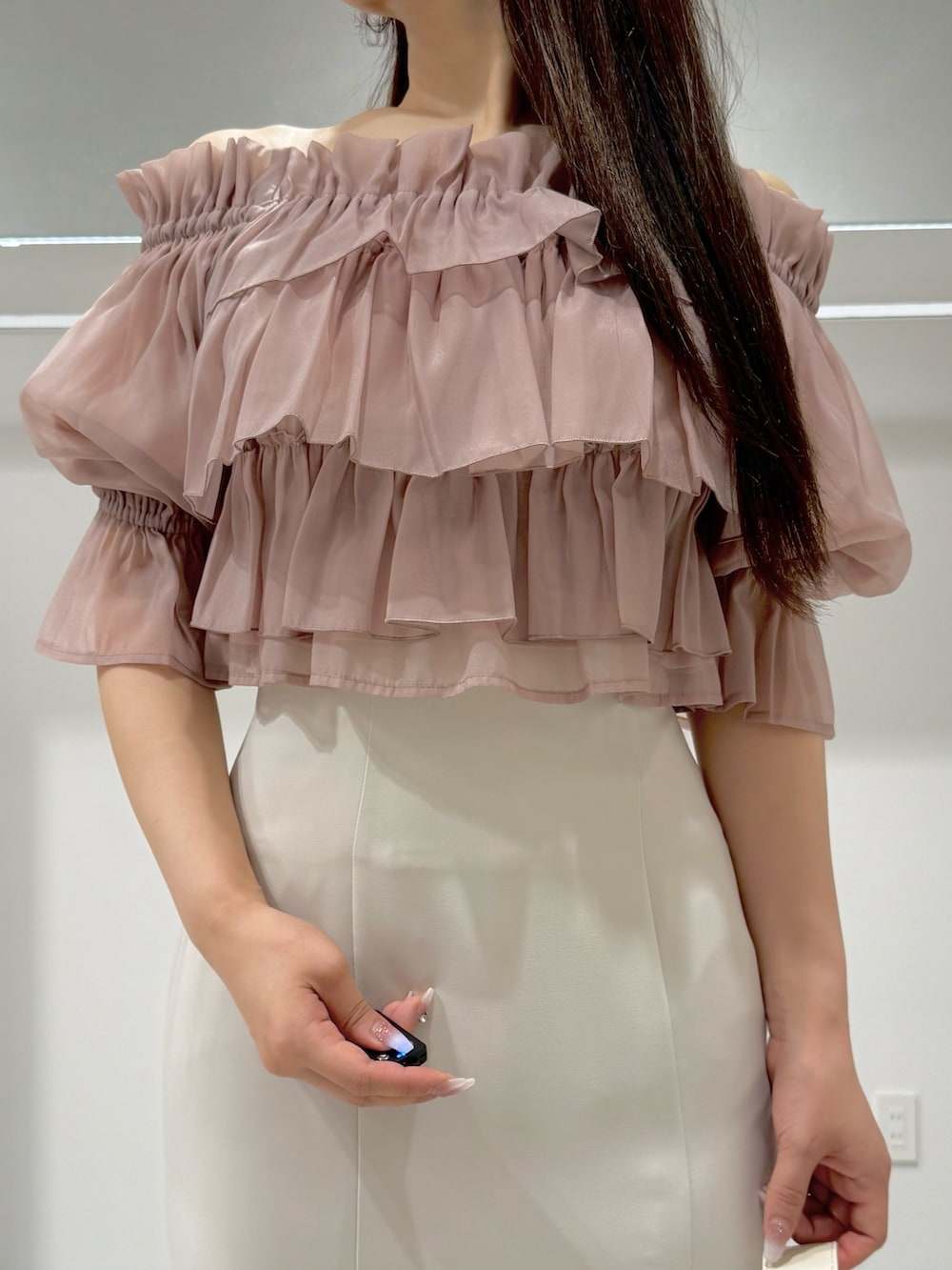 ピンク系のシャツ/ブラウス、ホワイト系のスカート、ホワイト系のショルダーバッグを着用したレディースの夏コーディネートの4枚目の写真