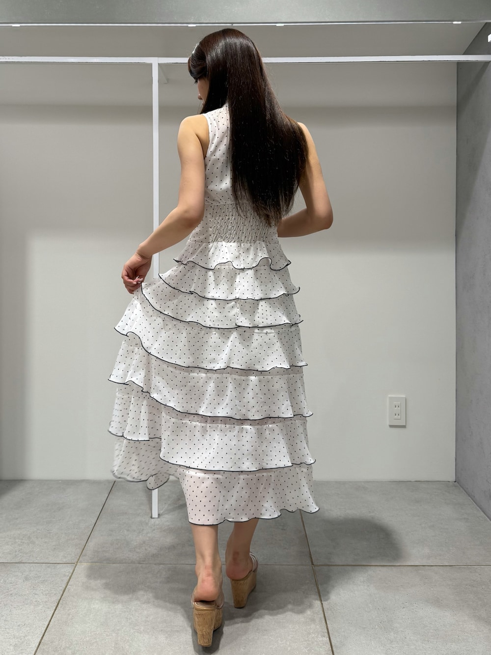 ブラック系のハンドバッグ、その他のサンダル、その他のワンピースを着用したレディースの夏コーディネートの3枚目の写真