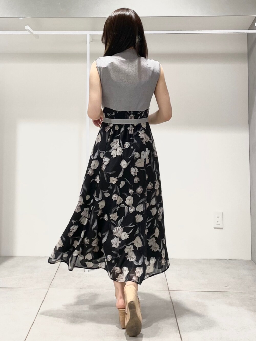 ブルー系のワンピース、ベージュ系のサンダルを着用したレディースの夏コーディネートの3枚目の写真