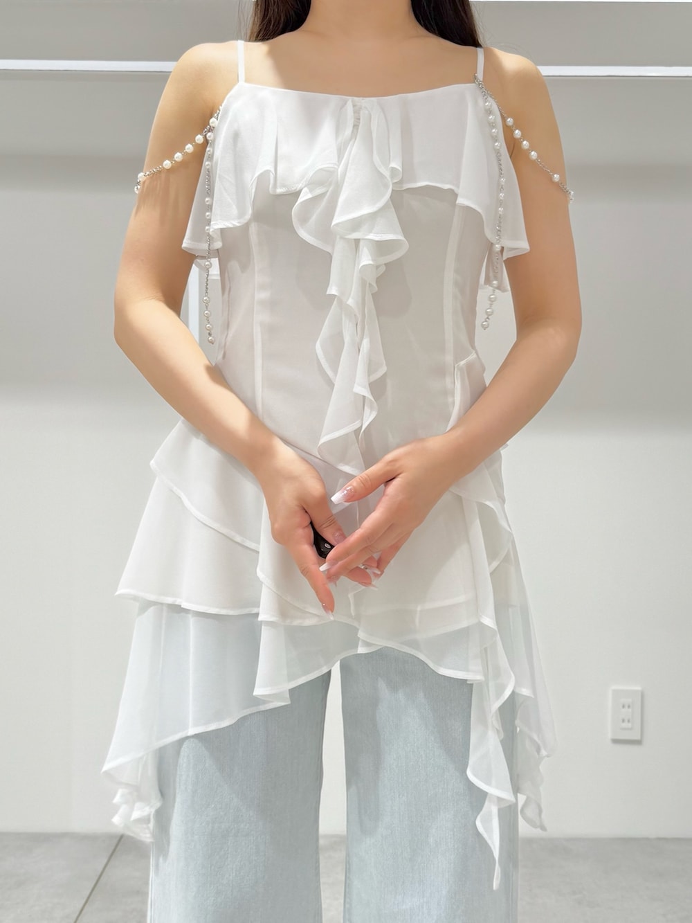 ホワイト系のサンダル、ブルー系のデニムパンツ、ホワイト系のシャツ/ブラウスを着用したレディースの夏コーディネートの4枚目の写真