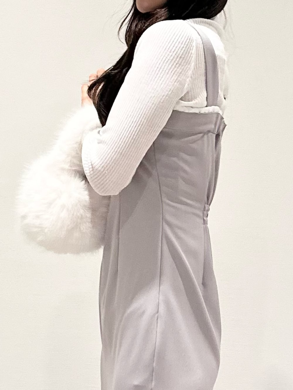 ホワイト系のハンドバッグ、グレー系のワンピース、ホワイト系のブーツを着用したレディースの秋コーディネートの5枚目の写真