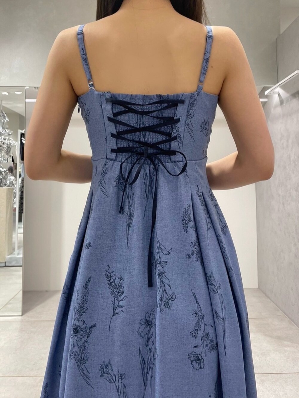 ブルー系のワンピース、ブラック系のサンダル、ブラック系のショルダーバッグを着用したレディースの夏コーディネートの5枚目の写真