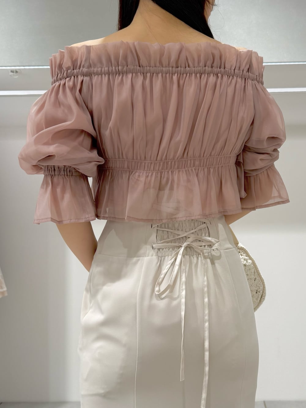 ピンク系のシャツ/ブラウス、ホワイト系のスカート、ホワイト系のショルダーバッグを着用したレディースの夏コーディネートの6枚目の写真