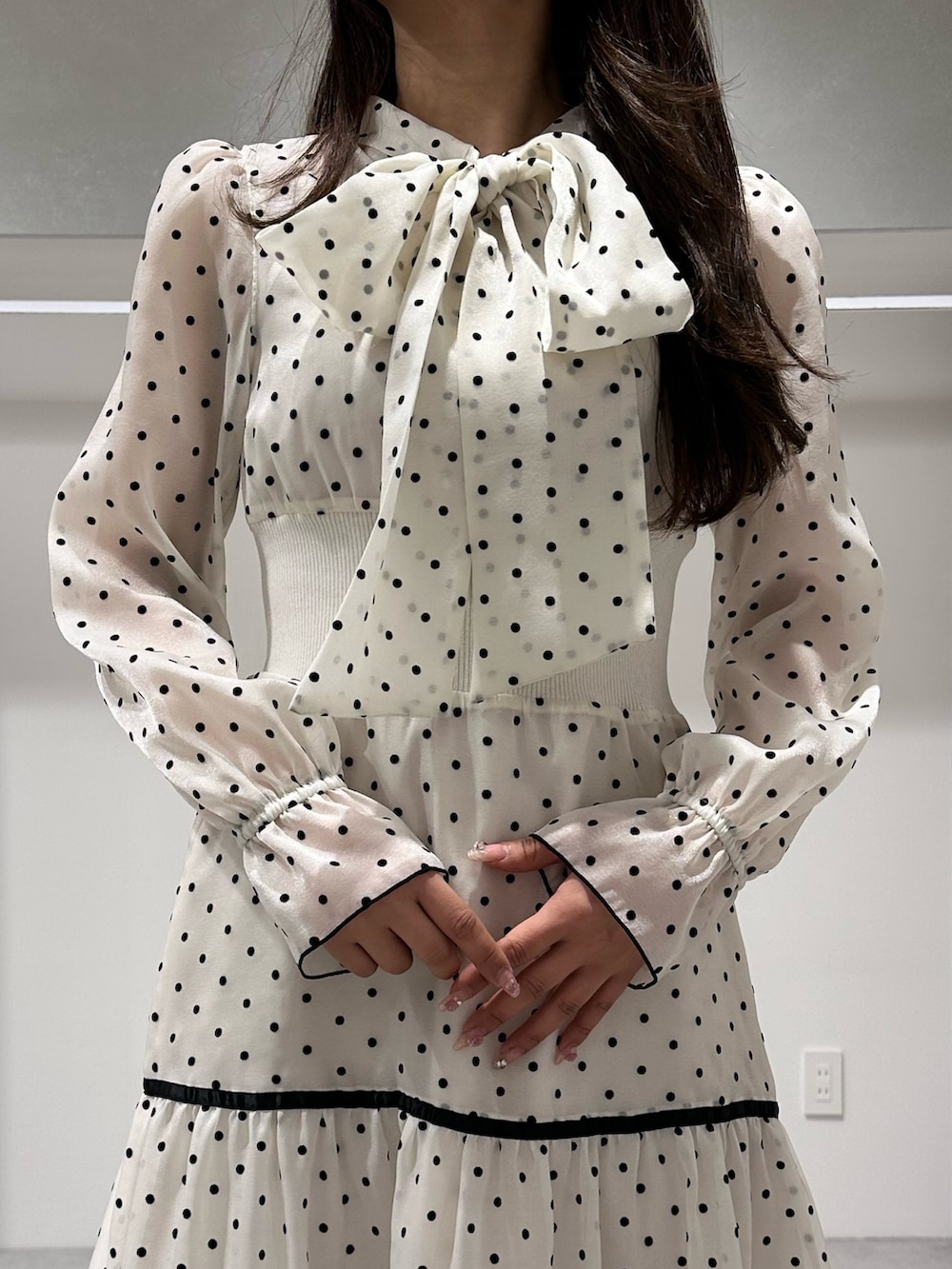 ホワイト系のブーツ、ホワイト系のワンピースを着用したレディースの冬コーディネートの4枚目の写真