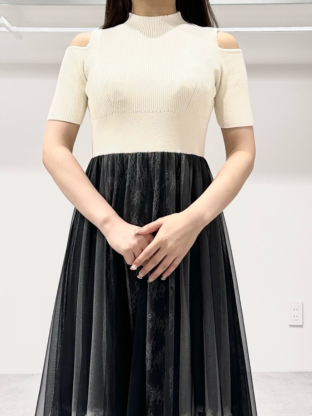 ベージュ系のパンプス、ホワイト系のワンピース、ブラック系のカチューシャを着用したレディースの夏コーディネートの4枚目の写真