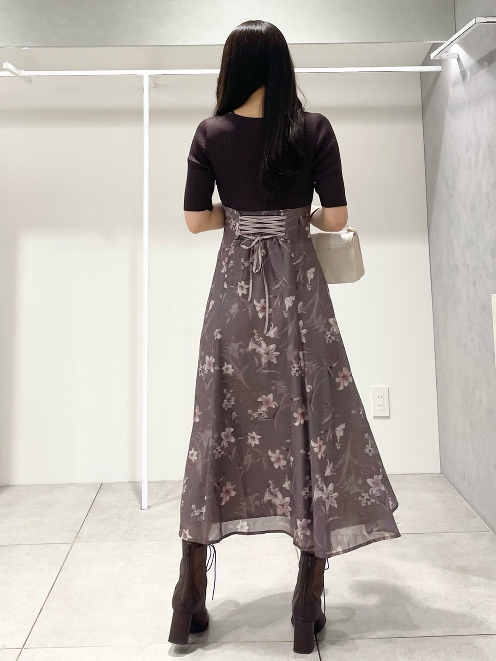 ホワイト系のカーディガン/ボレロ、ブラウン系のワンピース、ホワイト系のハンドバッグを着用したレディースの夏コーディネートの6枚目の写真