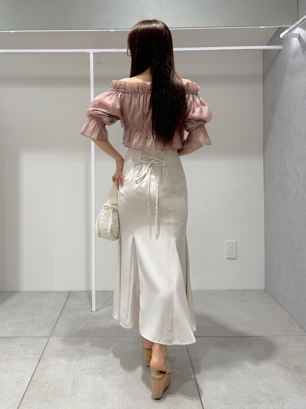 ピンク系のシャツ/ブラウス、ホワイト系のスカート、ホワイト系のショルダーバッグを着用したレディースの夏コーディネートの3枚目の写真