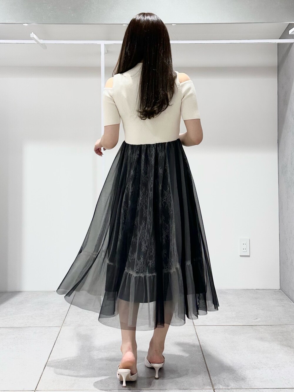 ベージュ系のパンプス、ホワイト系のワンピース、ブラック系のカチューシャを着用したレディースの夏コーディネートの3枚目の写真