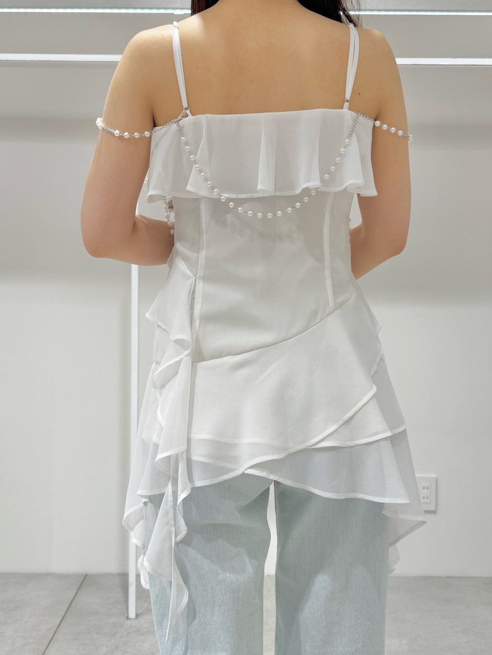 ホワイト系のサンダル、ブルー系のデニムパンツ、ホワイト系のシャツ/ブラウスを着用したレディースの夏コーディネートの6枚目の写真