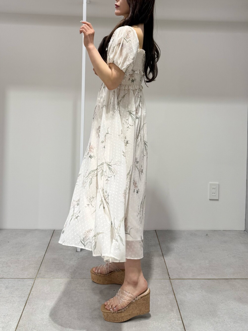 ホワイト系のワンピース、その他のサンダルを着用したレディースの春コーディネートの2枚目の写真