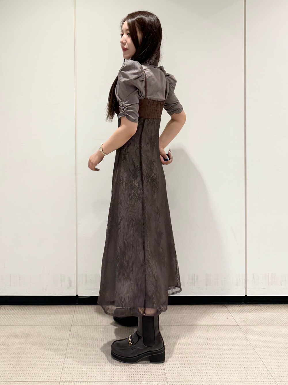 ブラウン系のブーツ、ブラウン系のワンピースを着用したレディースの夏コーディネートの2枚目の写真