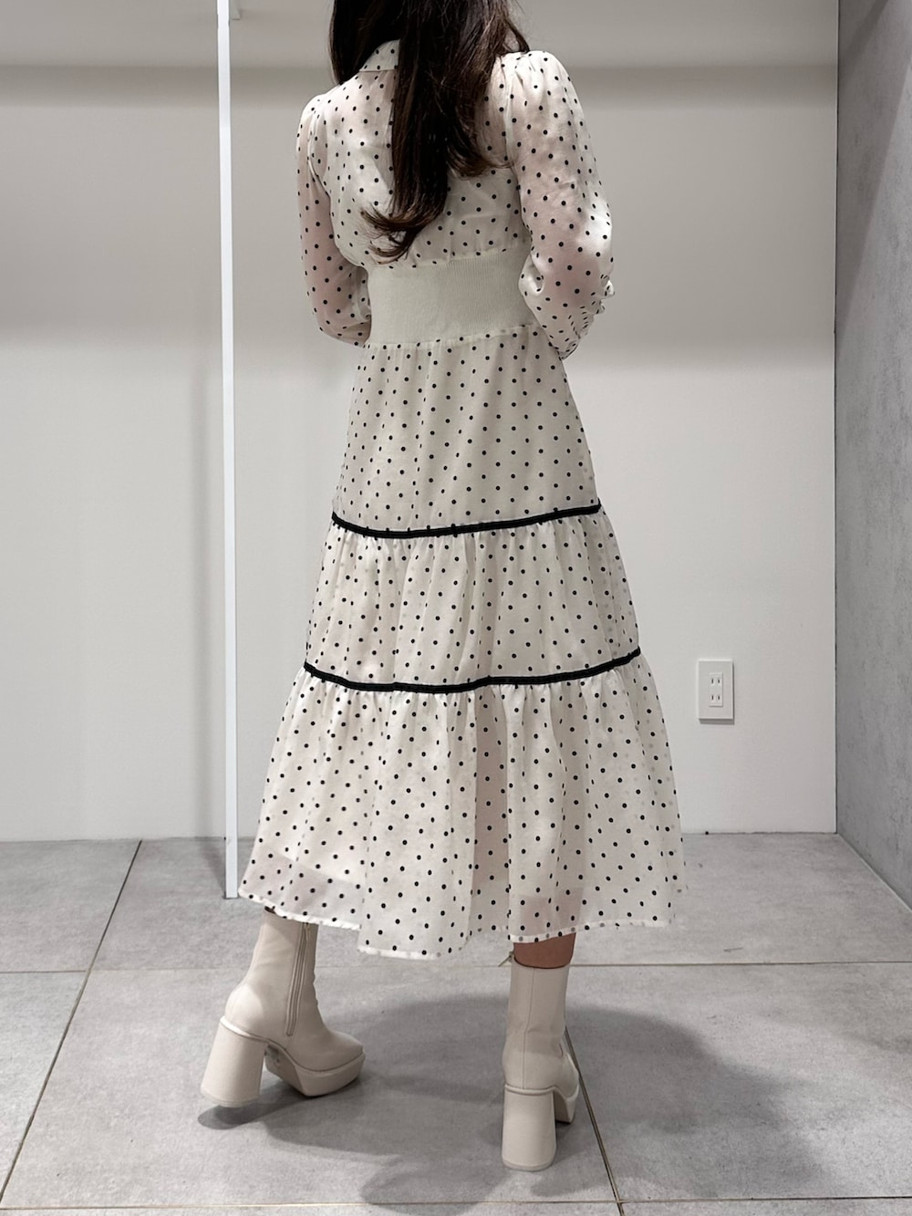 ホワイト系のブーツ、ホワイト系のワンピースを着用したレディースの冬コーディネートの3枚目の写真