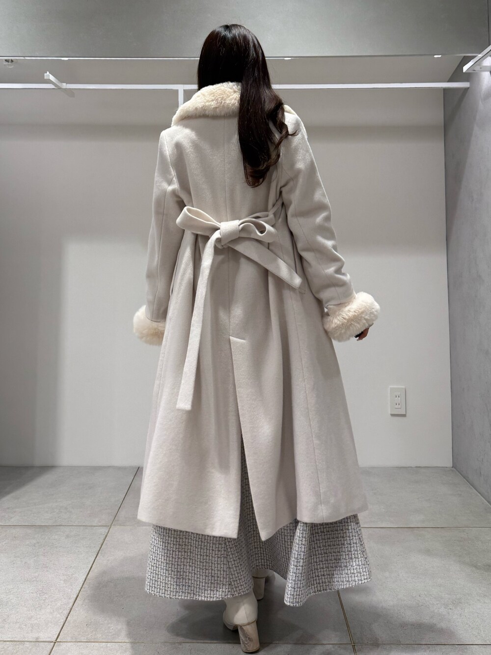 ホワイト系のその他アウター、ホワイト系のニット/セーター、ホワイト系のスカートを着用したレディースの冬コーディネートの3枚目の写真