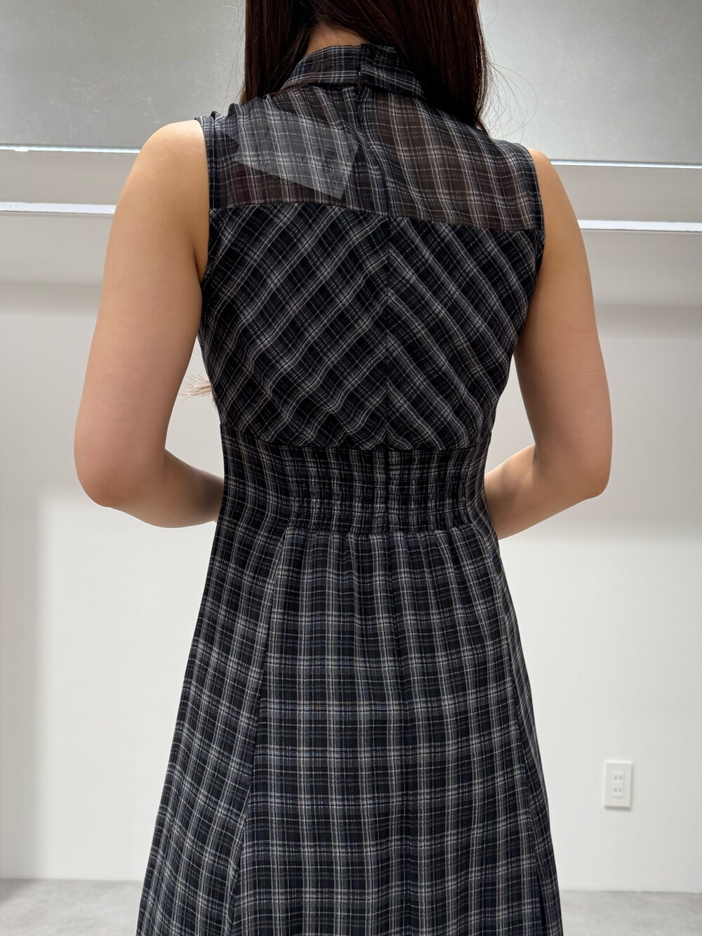 ブラック系のワンピース、ホワイト系のハンドバッグ、その他のサンダルを着用したレディースの夏コーディネートの6枚目の写真