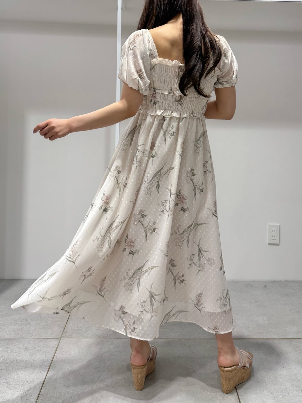 ホワイト系のワンピース、その他のサンダルを着用したレディースの春コーディネートの3枚目の写真