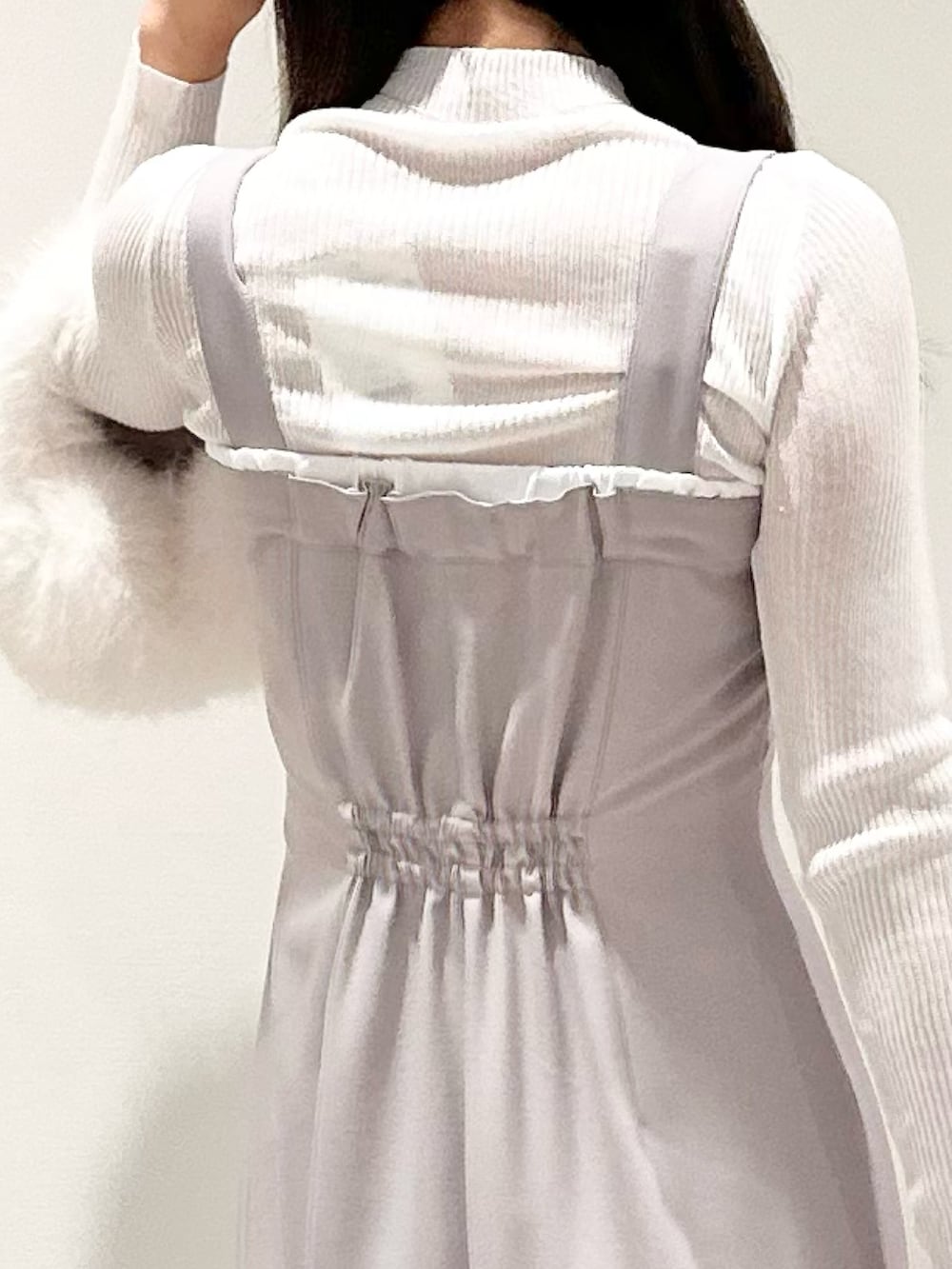 ホワイト系のハンドバッグ、グレー系のワンピース、ホワイト系のブーツを着用したレディースの秋コーディネートの6枚目の写真