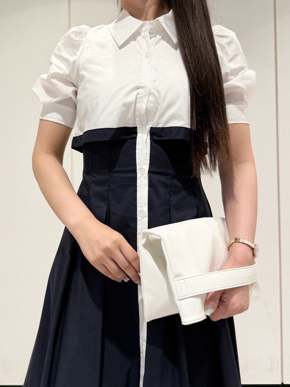 ホワイト系のトートバッグ、ブルー系のワンピース、ホワイト系のサンダルを着用したレディースの夏コーディネートの4枚目の写真