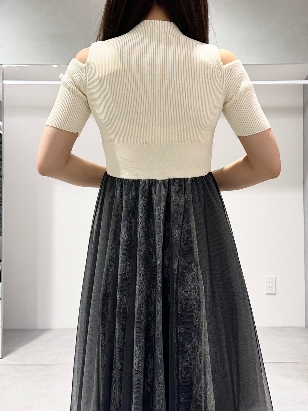 ベージュ系のパンプス、ホワイト系のワンピース、ブラック系のカチューシャを着用したレディースの夏コーディネートの6枚目の写真