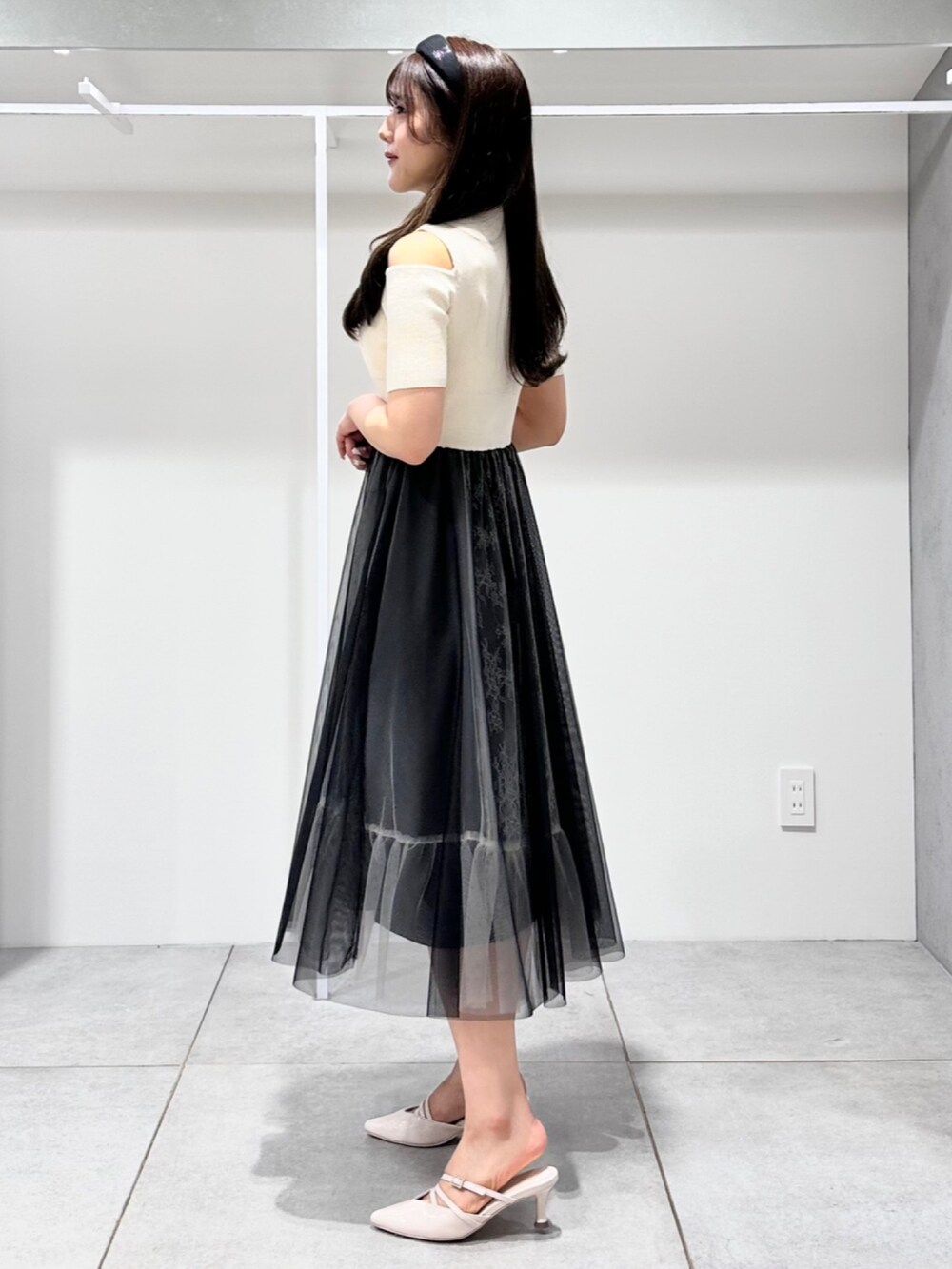 ベージュ系のパンプス、ホワイト系のワンピース、ブラック系のカチューシャを着用したレディースの夏コーディネートの2枚目の写真