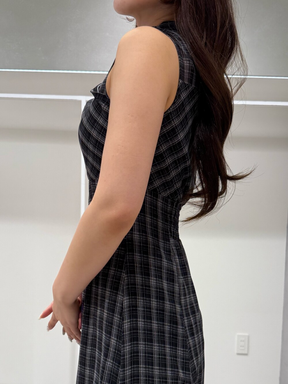 ブラック系のワンピース、ホワイト系のハンドバッグ、その他のサンダルを着用したレディースの夏コーディネートの5枚目の写真