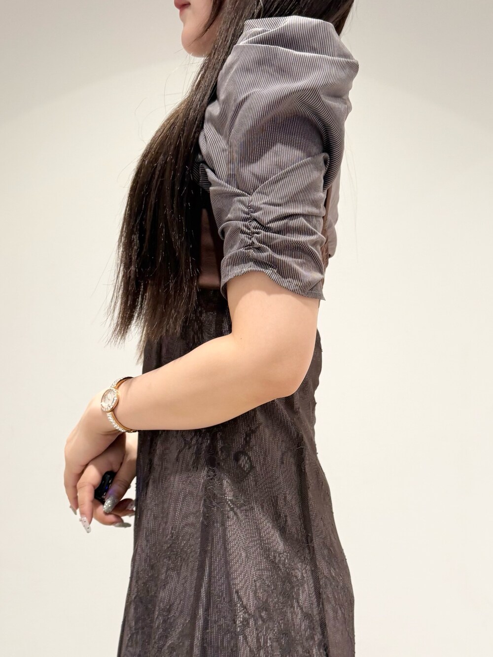 ブラウン系のブーツ、ブラウン系のワンピースを着用したレディースの夏コーディネートの5枚目の写真