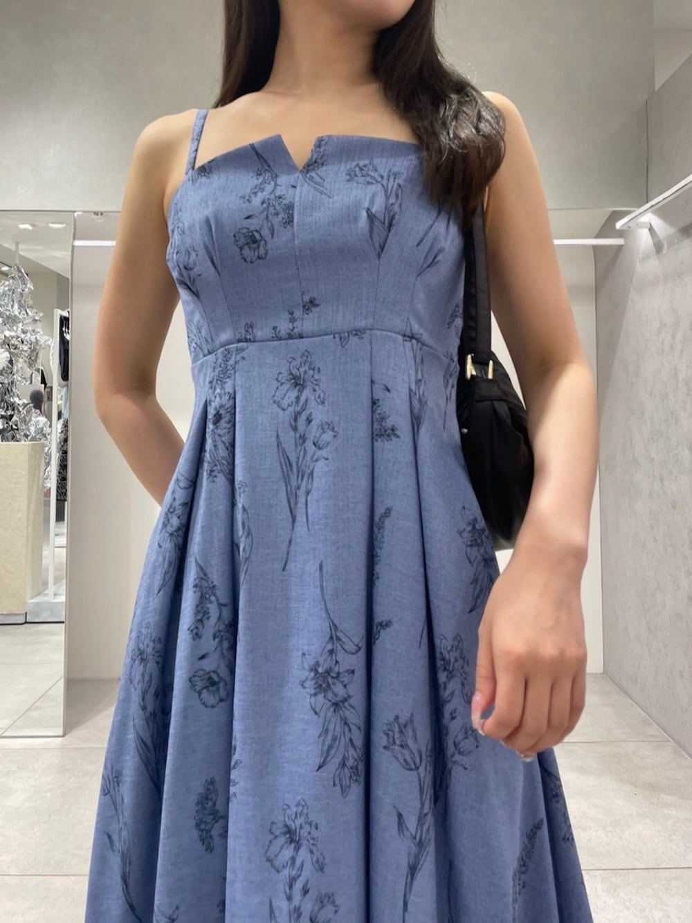 ブルー系のワンピース、ブラック系のサンダル、ブラック系のショルダーバッグを着用したレディースの夏コーディネートの4枚目の写真