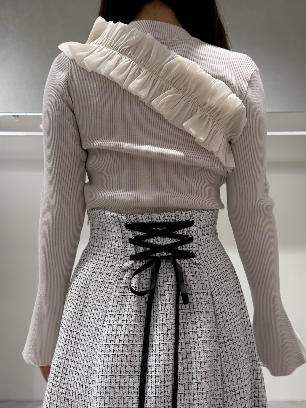 ホワイト系のその他アウター、ホワイト系のニット/セーター、ホワイト系のスカートを着用したレディースの冬コーディネートの9枚目の写真