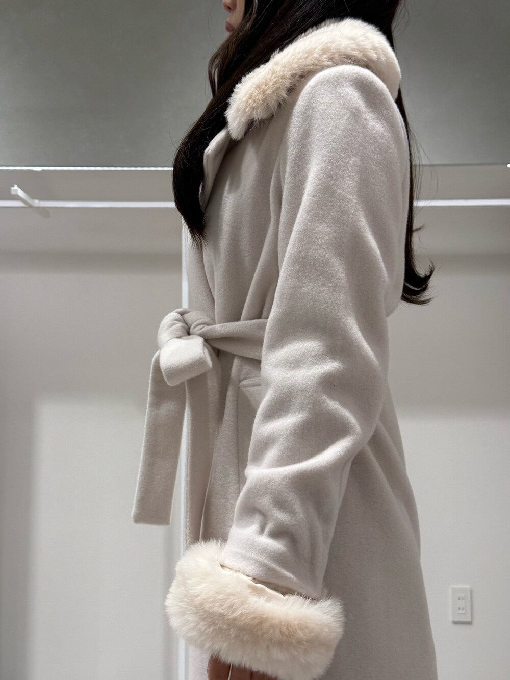 ホワイト系のその他アウター、ホワイト系のニット/セーター、ホワイト系のスカートを着用したレディースの冬コーディネートの5枚目の写真