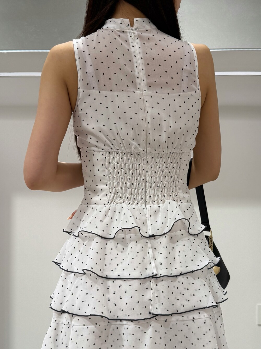 ブラック系のハンドバッグ、その他のサンダル、その他のワンピースを着用したレディースの夏コーディネートの5枚目の写真