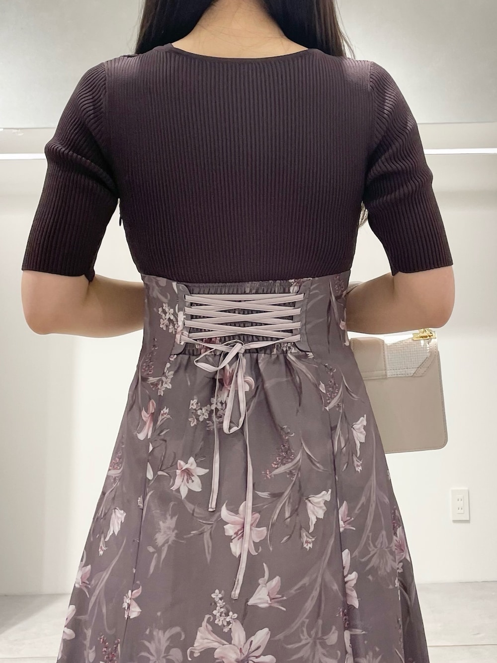 ホワイト系のカーディガン/ボレロ、ブラウン系のワンピース、ホワイト系のハンドバッグを着用したレディースの夏コーディネートの9枚目の写真