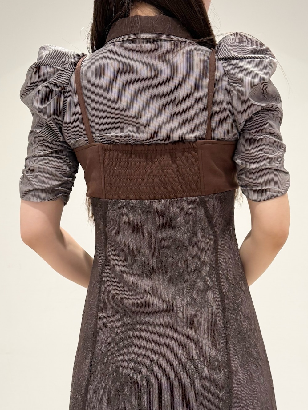 ブラウン系のブーツ、ブラウン系のワンピースを着用したレディースの夏コーディネートの6枚目の写真