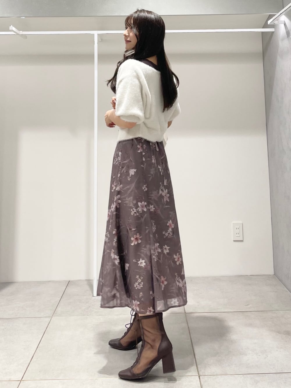 ホワイト系のカーディガン/ボレロ、ブラウン系のワンピース、ホワイト系のハンドバッグを着用したレディースの夏コーディネートの3枚目の写真