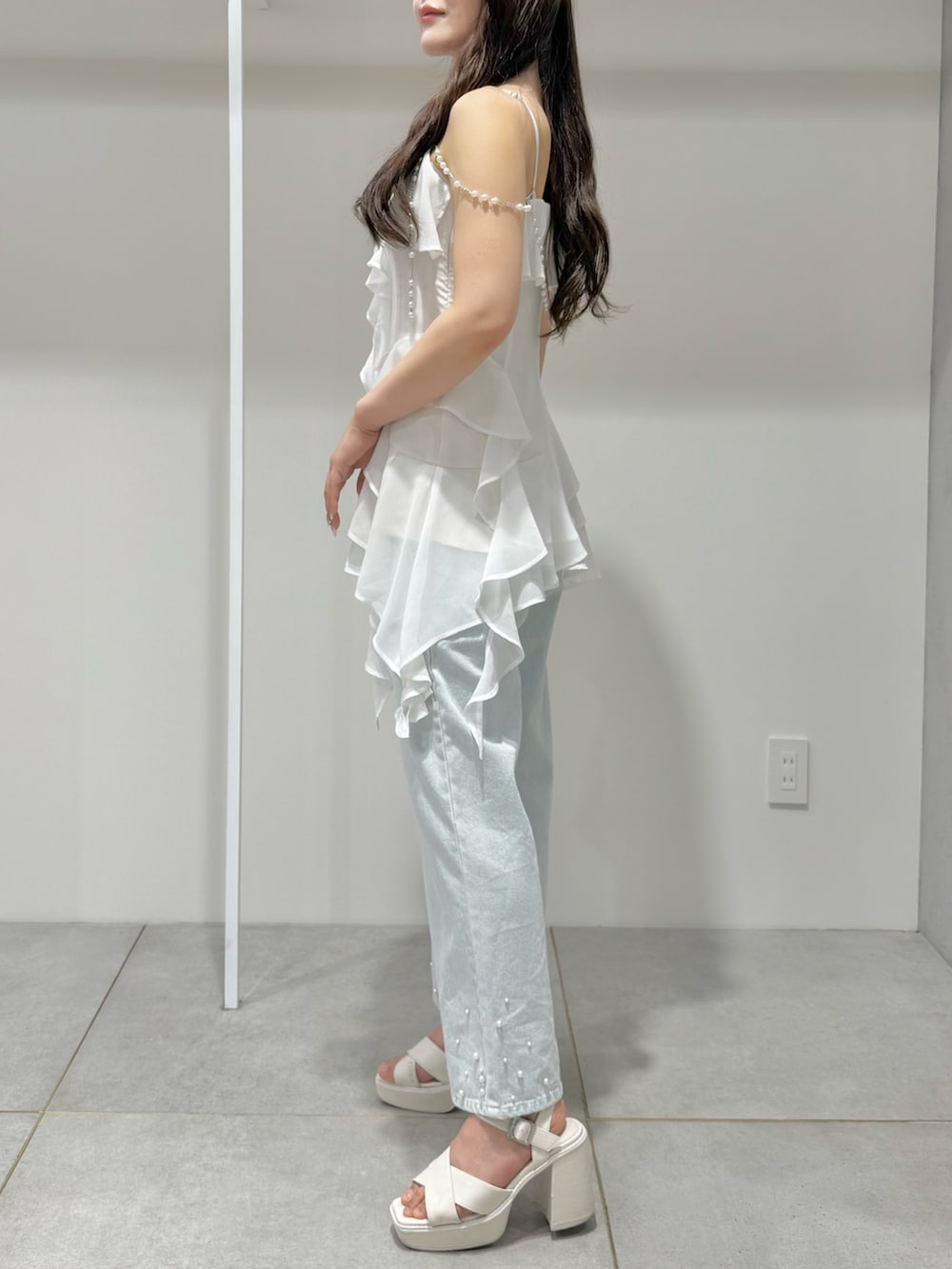 ホワイト系のサンダル、ブルー系のデニムパンツ、ホワイト系のシャツ/ブラウスを着用したレディースの夏コーディネートの2枚目の写真