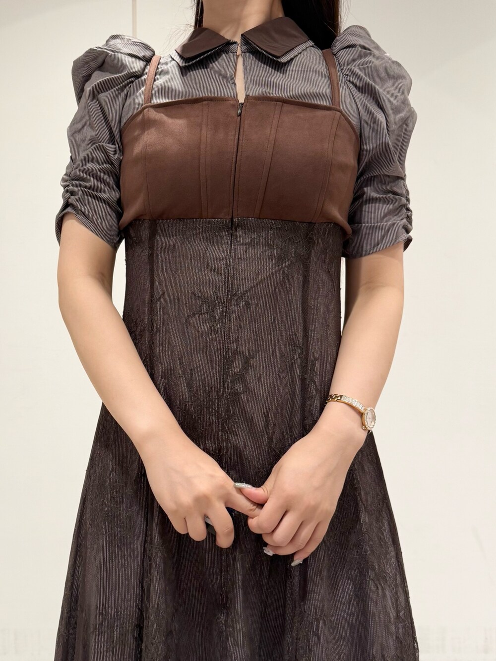 ブラウン系のブーツ、ブラウン系のワンピースを着用したレディースの夏コーディネートの4枚目の写真