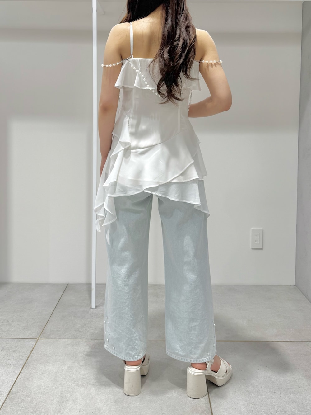 ホワイト系のサンダル、ブルー系のデニムパンツ、ホワイト系のシャツ/ブラウスを着用したレディースの夏コーディネートの3枚目の写真