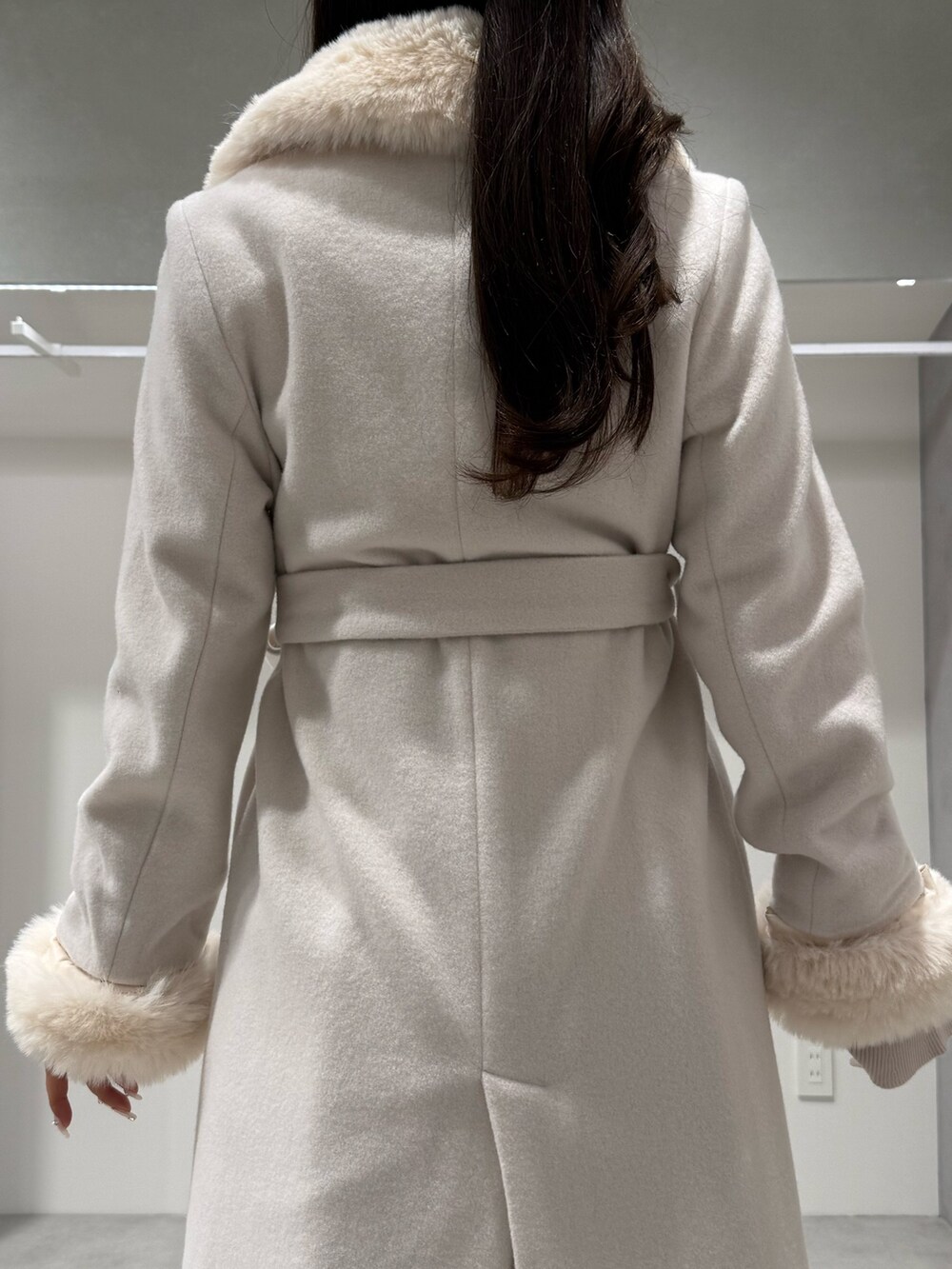 ホワイト系のその他アウター、ホワイト系のニット/セーター、ホワイト系のスカートを着用したレディースの冬コーディネートの6枚目の写真