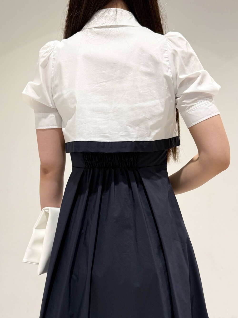 ホワイト系のトートバッグ、ブルー系のワンピース、ホワイト系のサンダルを着用したレディースの夏コーディネートの6枚目の写真