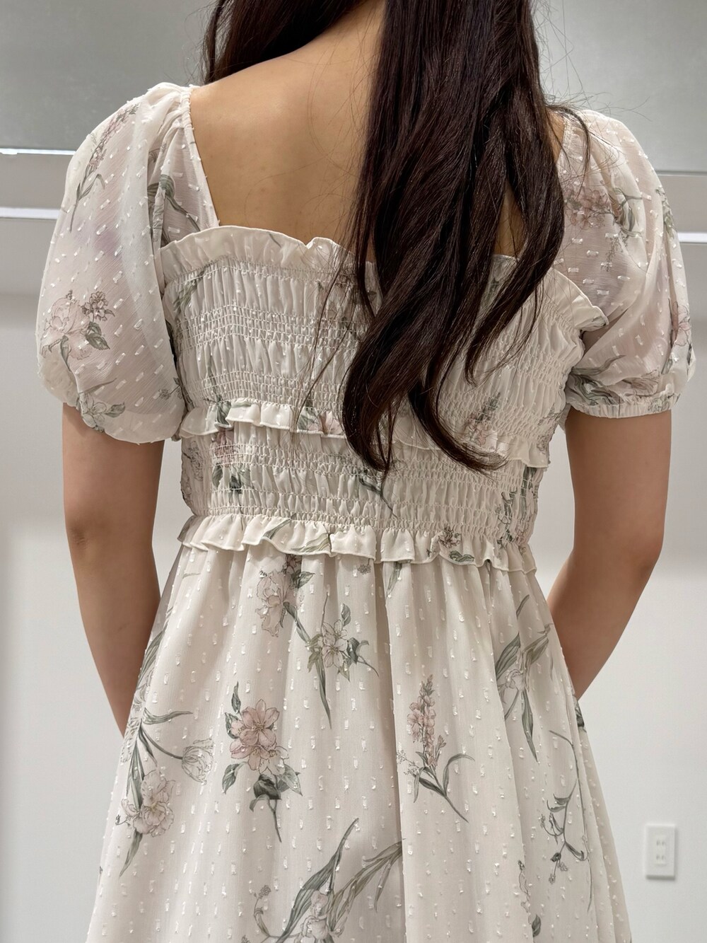 ホワイト系のワンピース、その他のサンダルを着用したレディースの春コーディネートの6枚目の写真