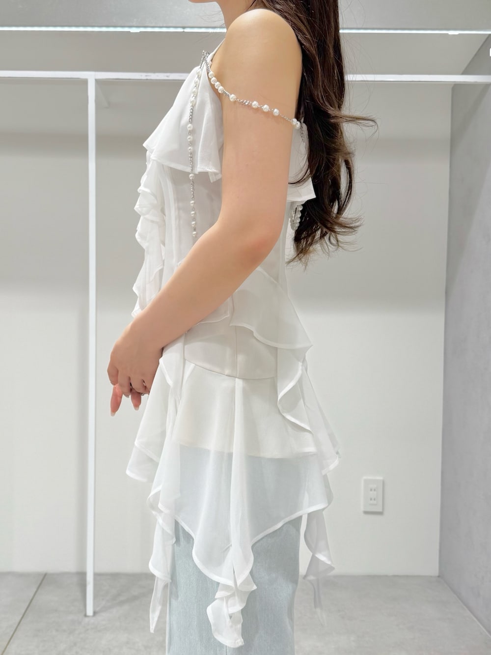 ホワイト系のサンダル、ブルー系のデニムパンツ、ホワイト系のシャツ/ブラウスを着用したレディースの夏コーディネートの5枚目の写真